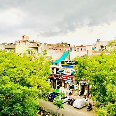 Qotel Hotel Rajouri Garden Above Ritu Marbles, Near Rajouri Garden Metro Station-Couple Friendly 뉴델리 외부 사진