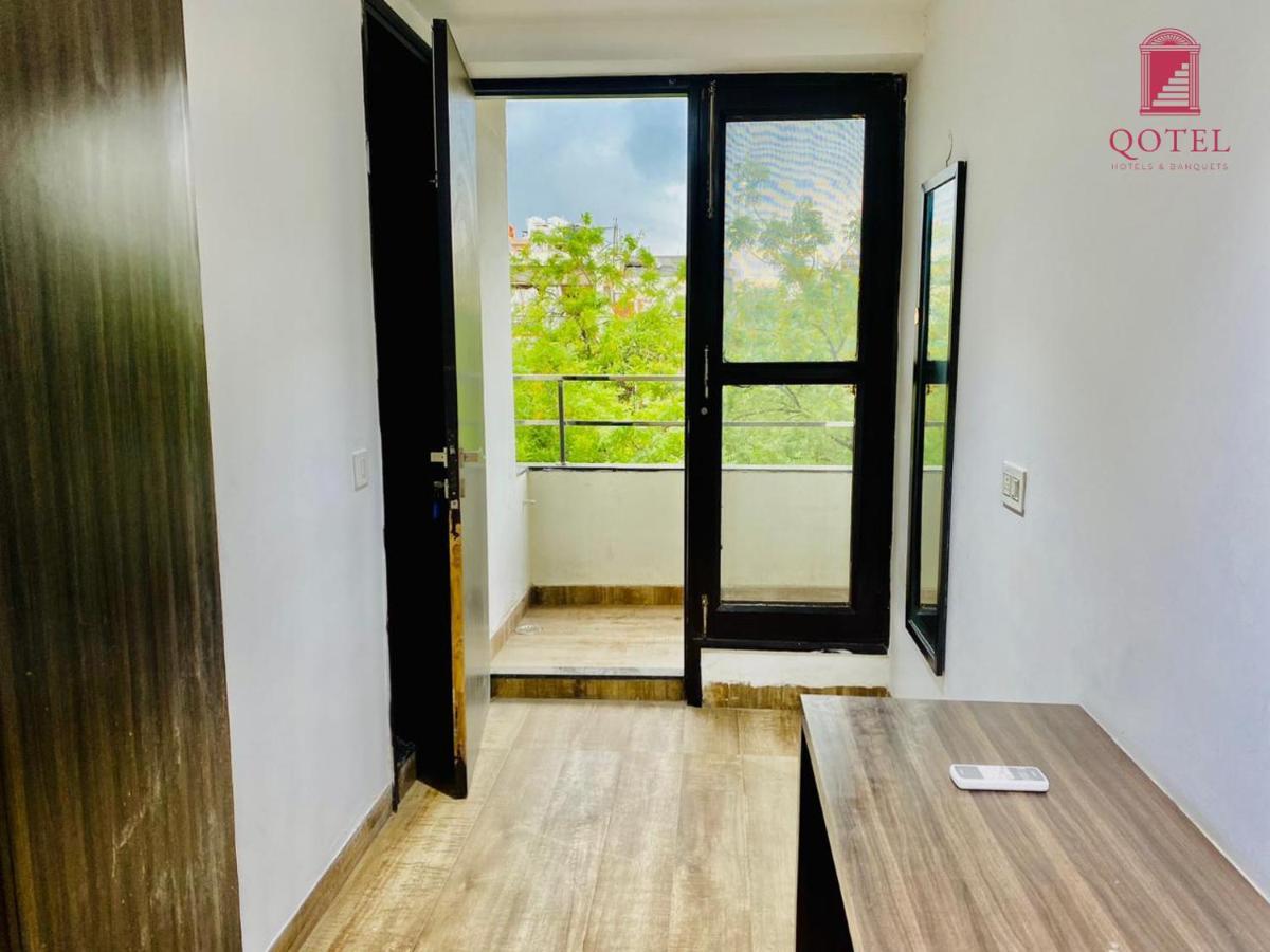 Qotel Hotel Rajouri Garden Above Ritu Marbles, Near Rajouri Garden Metro Station-Couple Friendly 뉴델리 외부 사진