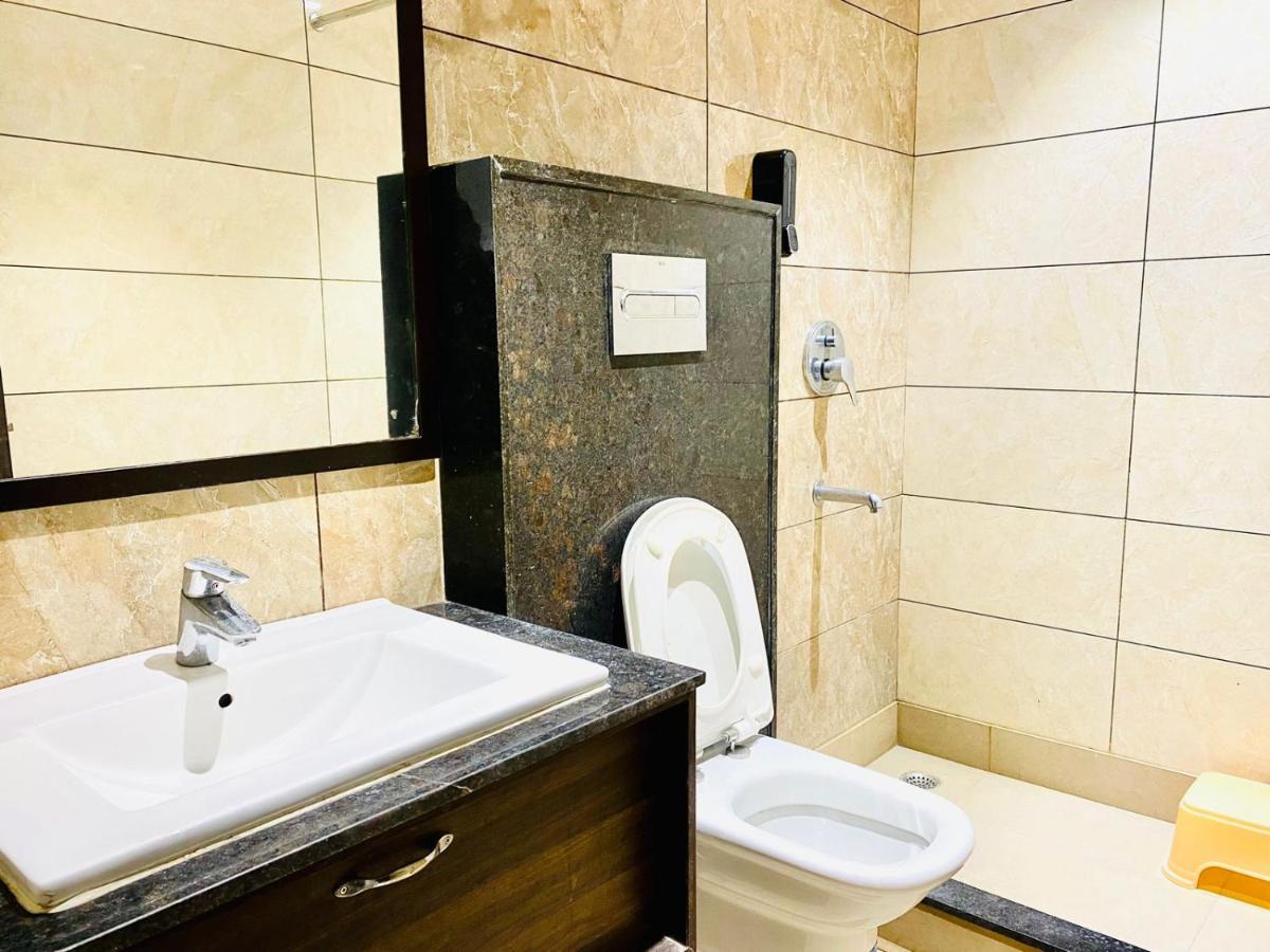 Qotel Hotel Rajouri Garden Above Ritu Marbles, Near Rajouri Garden Metro Station-Couple Friendly 뉴델리 외부 사진